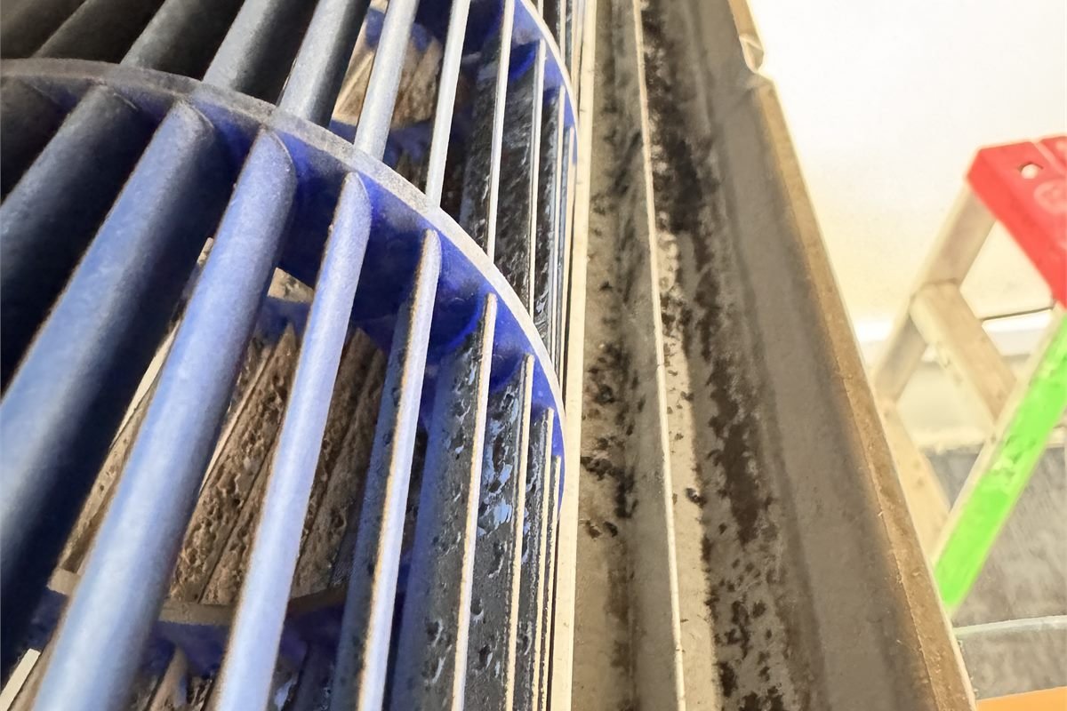 Turbina y serpentín de aire acondicionado con suciedad acumulada antes de la mantención