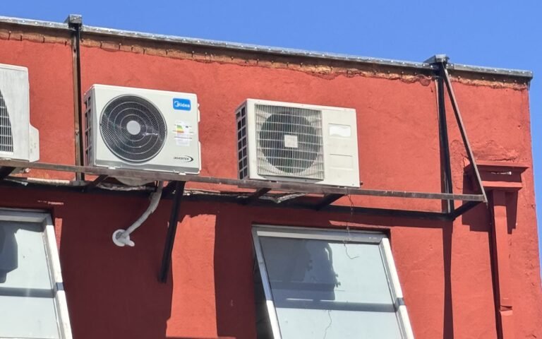 Unidades exteriores de aire acondicionado en la fachada de un edificio