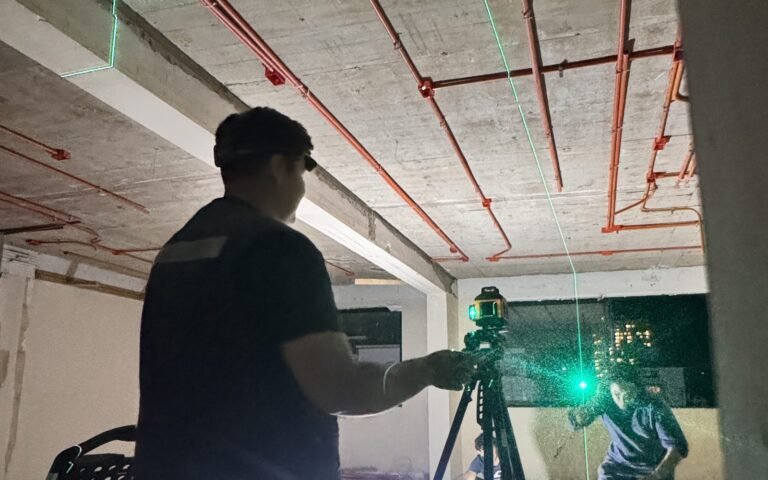 Técnico de Ventoclima midiendo un espacio con nivel láser