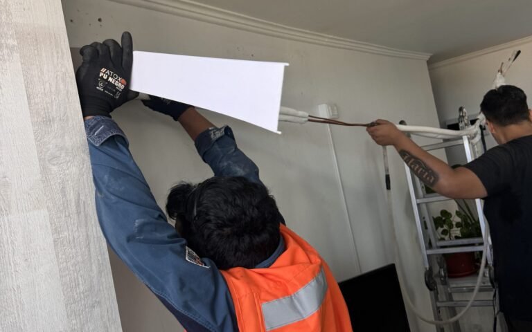 Técnicos de Ventoclima instalando un aire acondicionado en una vivienda