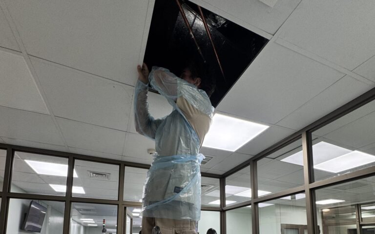 Técnico de Ventoclima realizando mantención en altura