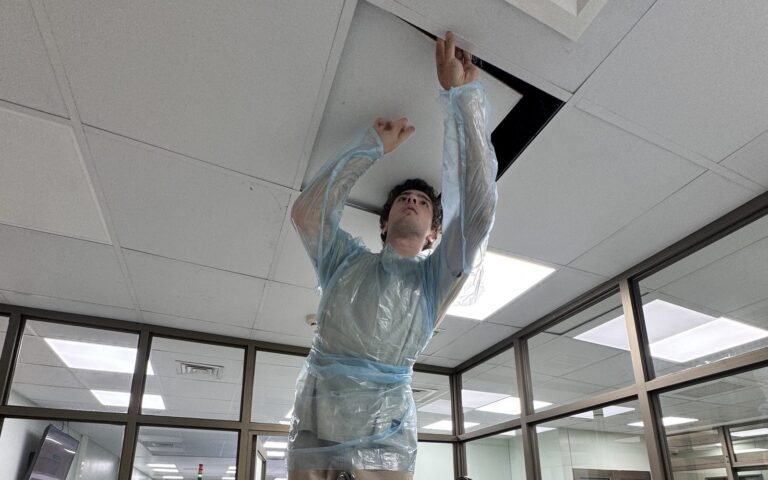 Técnico de Ventoclima revisando el cielo falso de una sala técnica