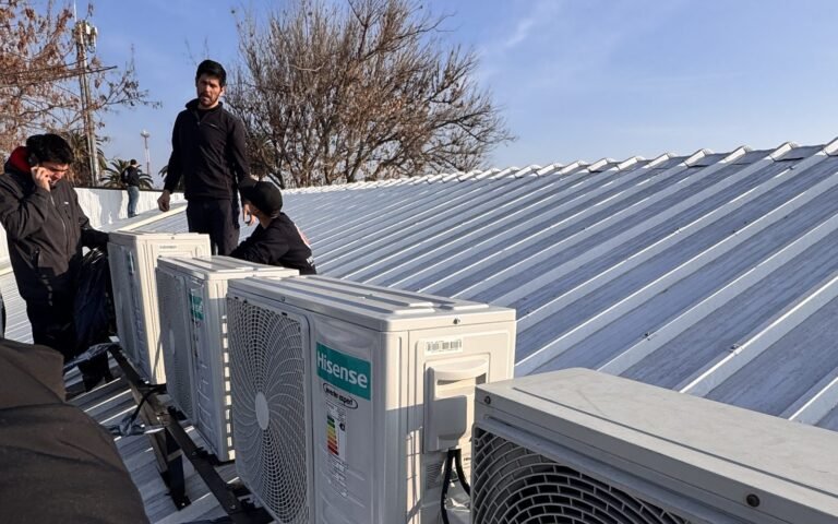 Unidades exteriores de aire acondicionado instaladas en un techo