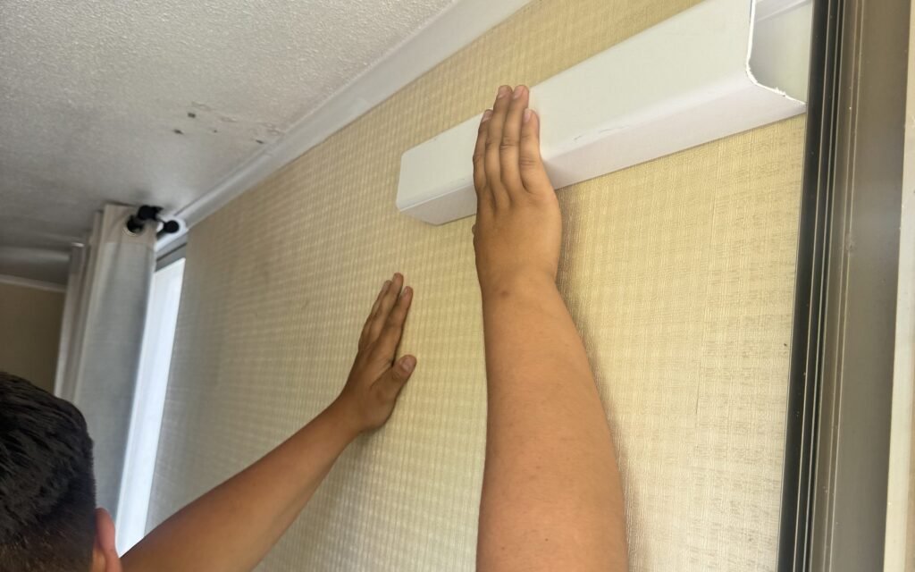Instalación de canaleta para el aire acondicionado en una pared