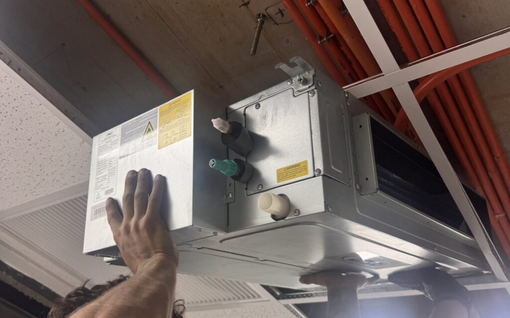Instalación de una unidad de aire acondicionado por ducto