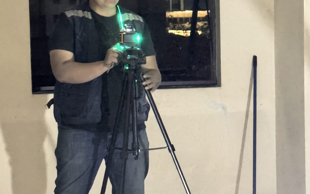 Técnico de Ventoclima con nivel láser en una obra