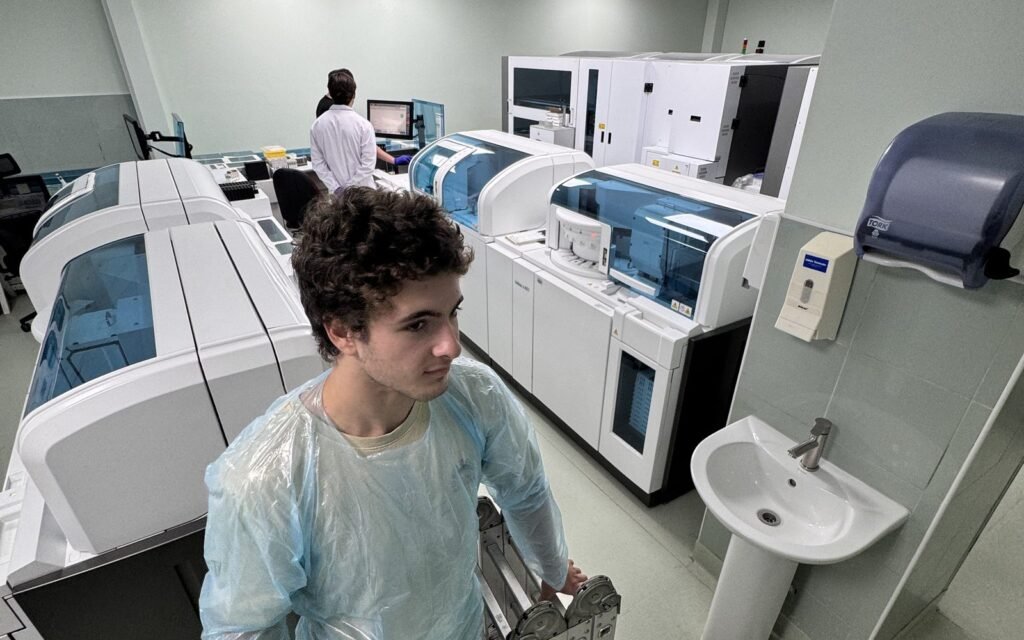 Técnico de Ventoclima en un laboratorio con escalera