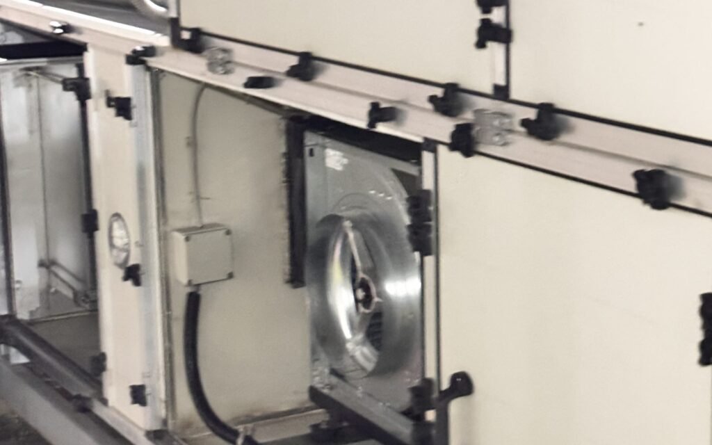 Unidad de ventilación abierta mostrando el ventilador