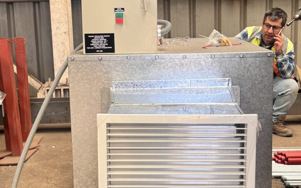 Equipo de ventilación industrial con rejilla