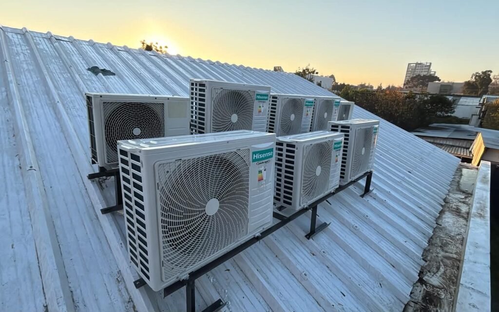 Equipos de aire acondicionado instalados en un techo al atardecer